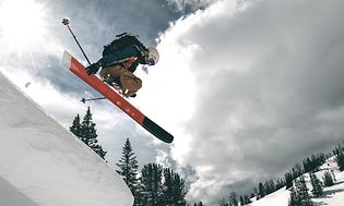Garmin Fenix 7 på handleden på en person som åker skidor
