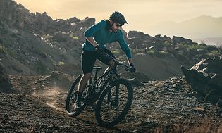 Garmin Fenix 7 på handleden på en man på en mountainbike