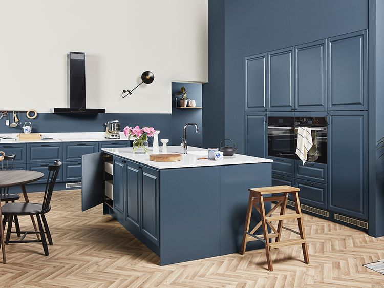 Blått EPOQ kök - Epoq Heritage blue grey med vit bänkskiva och öppen planlösning och köksö.