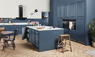 Stort kök från EPOQ Heritage i blå färg med öppen planlösning, köksö och runt köksbord.  