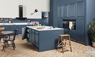 Blått EPOQ kök - Epoq Heritage blue grey med vit bänkskiva och öppen planlösning och köksö.
