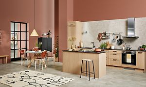 Stort beige träkök från EPOQ Shaker med plats för köksbord och stolar och en köksö med barstolar.