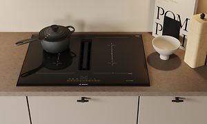 EPOQ Trend kök i färgen sand med brun bänkskiva, induktionshäll med kastrull på och vit skål vid sidan av.