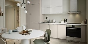 EPOQ Trend kök i vit och ljusbeige färg med öppen planlösning, vitt köksbord, och integrerad ugn med vit köksfläkt.