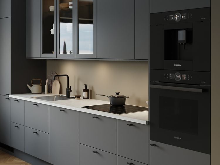 Grått kök från EPOQ Trend i färgen grafit med vit laminat bänkskiva, integrerade svarta vitvaror och vitrinskåp.