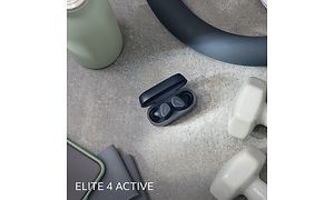 Marinblå Elite 4 Active bredvid gymutrustning