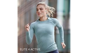 Kvinna med Elite 4 Active som joggar