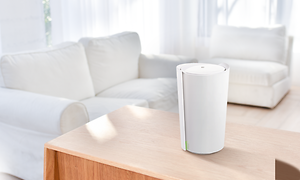 TP-Link - Vit Deco X90 på ett ett träbord