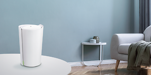 TP-Link - Vit Deco X90 på ett vitt bord