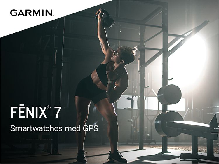 Kvinna som tränar med Garmin Fenix 7-klocka