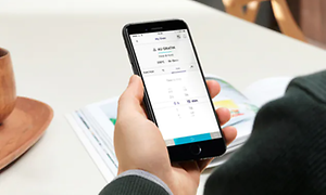 person håller smartphone med electrolux myapp kitchen-appen
