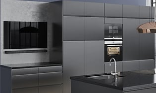 Epoq kök i serien Integra Black med integrerade vitvaror och köksö.