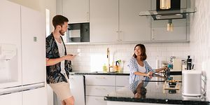 Frysar: Man och kvinna står i ett kök.