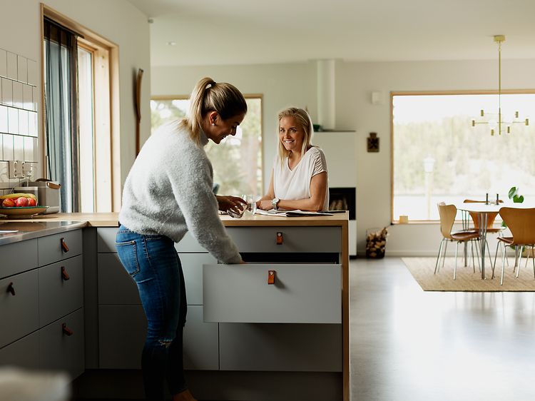 MDA-Whitegoods-Två glada kvinnor står i ett kök