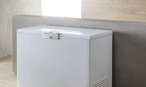 Frysbox från Whirlpool under ett fönster