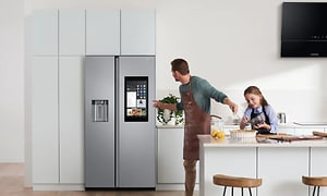 Samsung side-by-side kylskåp och frys och en man och ett barn i ett stort, ljust kök