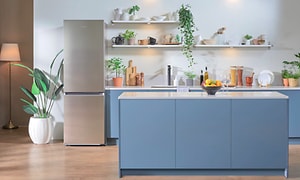 Samsung kombiskåp med kylskåp och frys i ett i ett blått kök