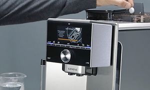 Person som lägger rengöringstablett i en Siemens espressomaskin