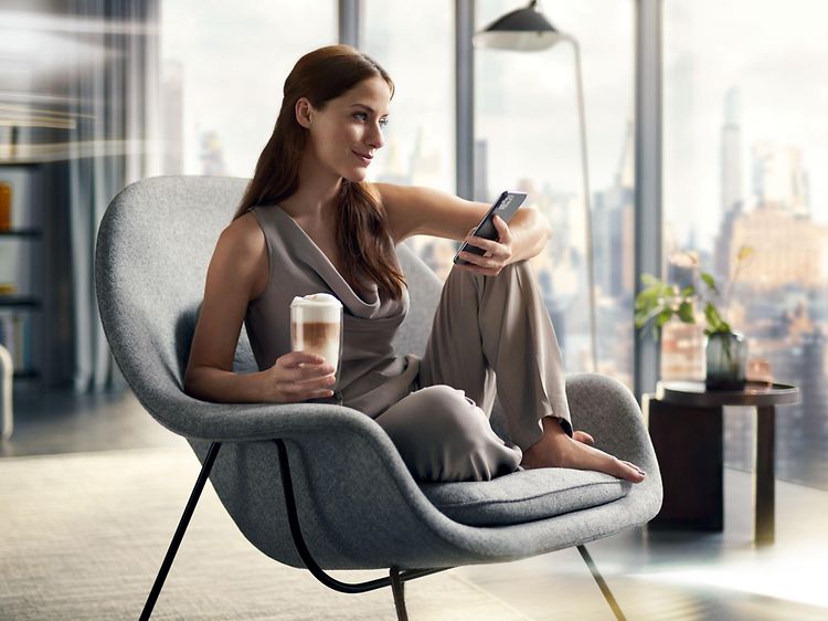 Kvinna som njuter av en kopp kaffe från Siemens espressomaskin