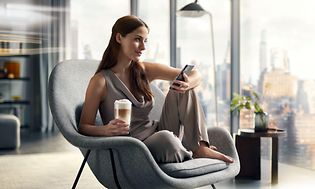 Kvinna som njuter av en kopp kaffe från Siemens espressomaskin