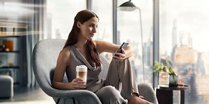 Kvinna som njuter av en kopp kaffe från Siemens espressomaskin