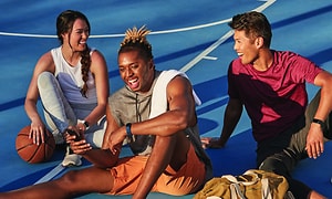 Fitbit Charge 5 - Tre personer som tränar sitter på en löparbana med sina Fitbits på armen