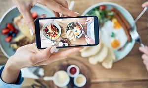 Smartphone som fotograferar en måltid