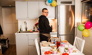 MDA-Frysare-Man i ett litet kök med ett kombikylskåp med frys