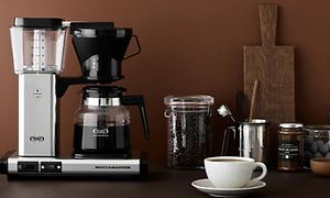 SDA - Kaffebryggare - Moccamaster kaffebryggare, kaffekopp och kaffe på ett bord