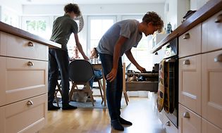 MDA-Dishwashers-Två pojkar i ett kök