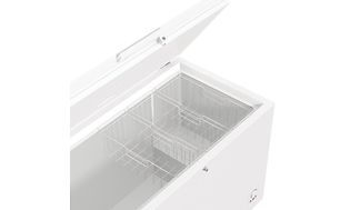 Tom frysbox från Hisense med öppen dörr så att man kan se facken