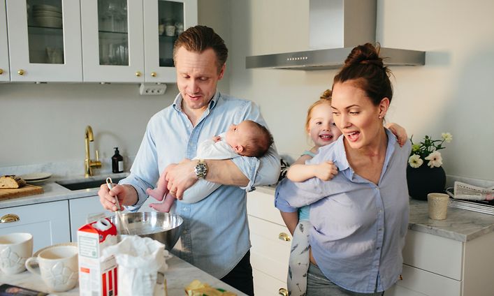 En familj som lagar mat i sitt kök