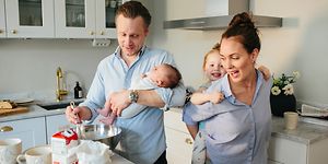 En familj som lagar mat i sitt kök