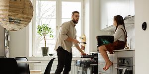 Man lägger in bestick i diskmaskinens överkorg för bestick.
