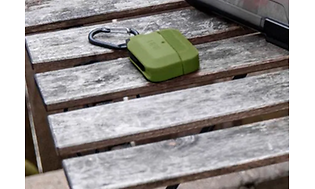 Skyddande UAG fodral till AirPods i militärgrön färg med en svart karbinhake.
