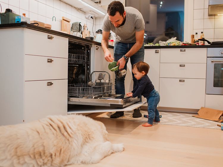 MDA-Dishwashers-Man och liten pojke lägger in disk i en stor diskmaskin