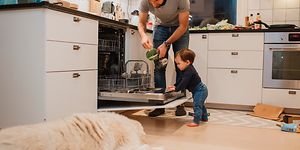 MDA-Dishwashers-Man och liten pojke lägger in disk i en stor diskmaskin