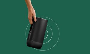 Hand som bär Sonos Move