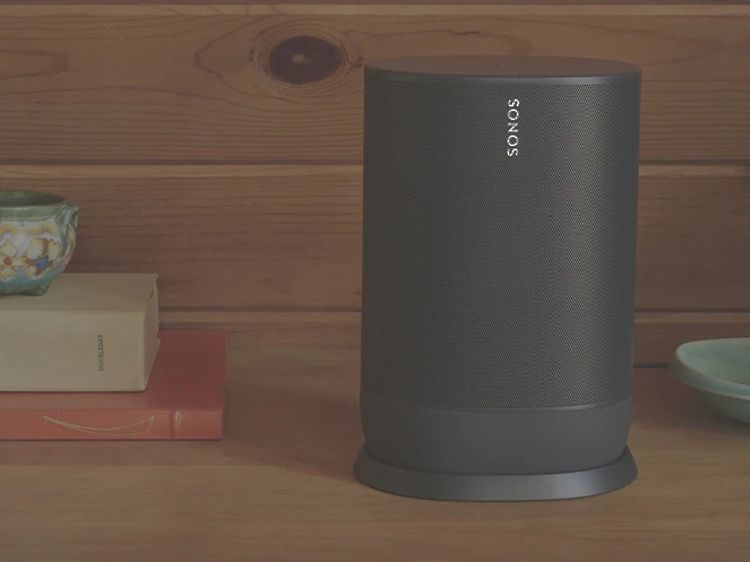 Sonos move på hylla med böcker och en skål