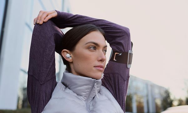 Sony Linkbuds - Kvinna som har en paus när hon är ute och springer