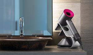 Dyson Supersonic hårfön intill ett handfat i badrummet