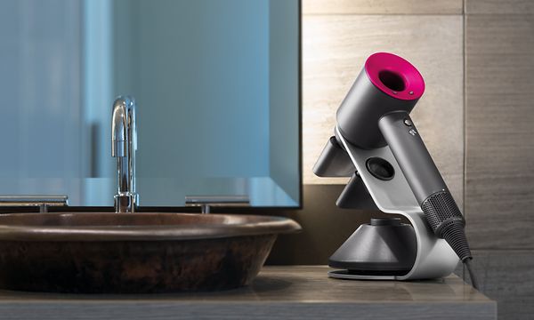 Dyson Supersonic hårfön intill ett handfat i badrummet