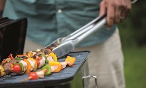 Grillspett med grönsaker och kött på en elgrill