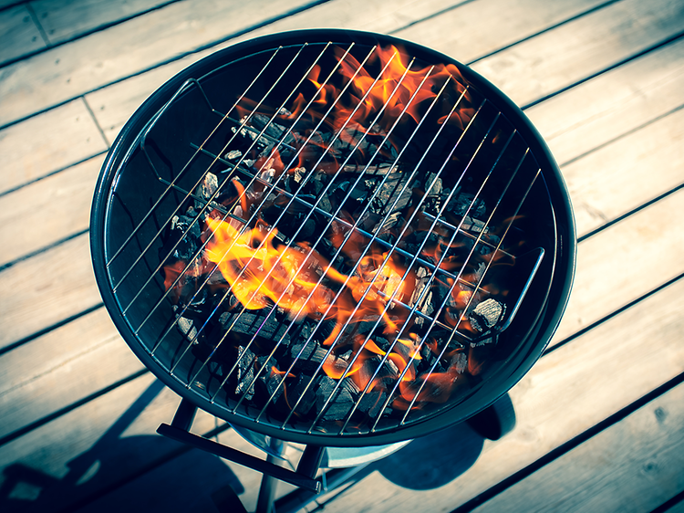 En brinnande kolgrill på en veranda.