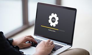 Laptop med ett kugghjul på skärmen