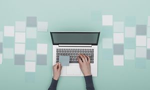 Laptop framför en ljusblå bakgrund