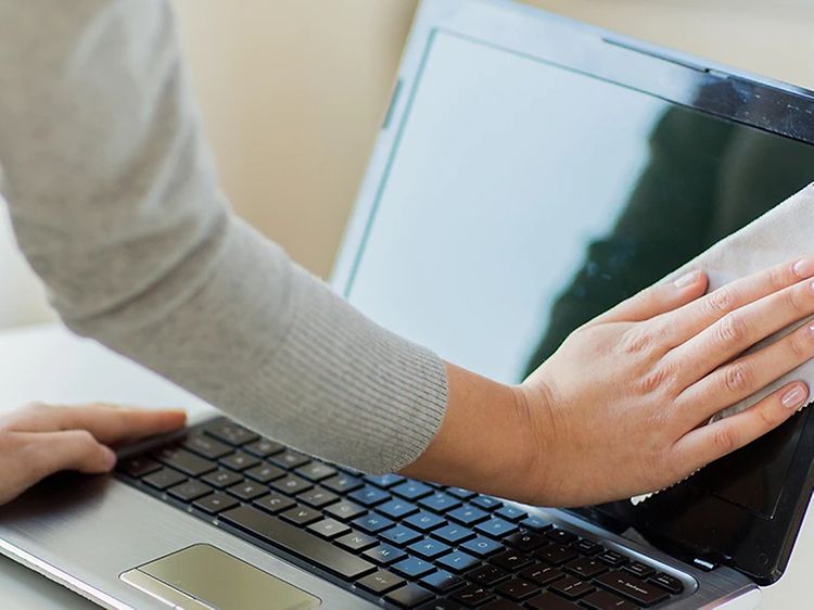 Computing - Laptop - Kvinna torkar av laptopskärm