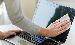 Computing - Laptop - Kvinna torkar av laptopskärm