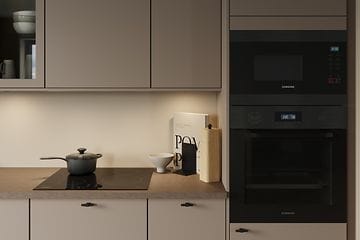 Epoq sandfärgat kök med två svarta inbyggningsugnar