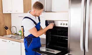 MDA-Ovens-Man kontrollerar en ugns funktioner
